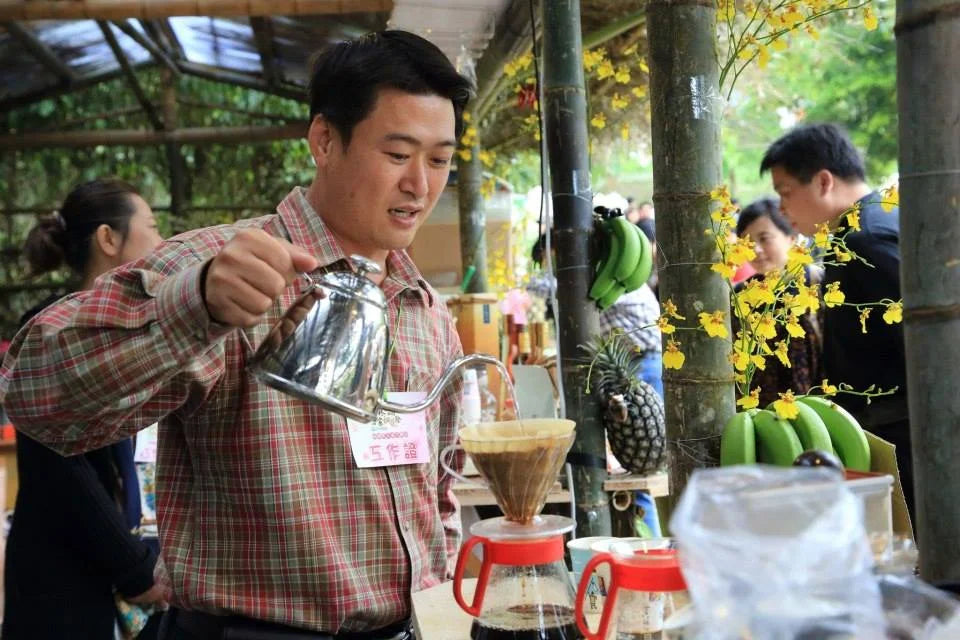 Mr. Liu of Gu-Quan Coffee in Yunlin uses the avercasso green bean sorter to automate sorting and save manual labor.
