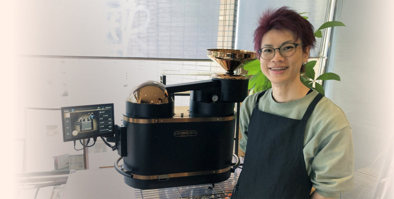 The owner of SHANGS Cafe smiling with the avercasso CS One AI Green Coffee Sorter, showcasing the blend of technology and coffee culture.
